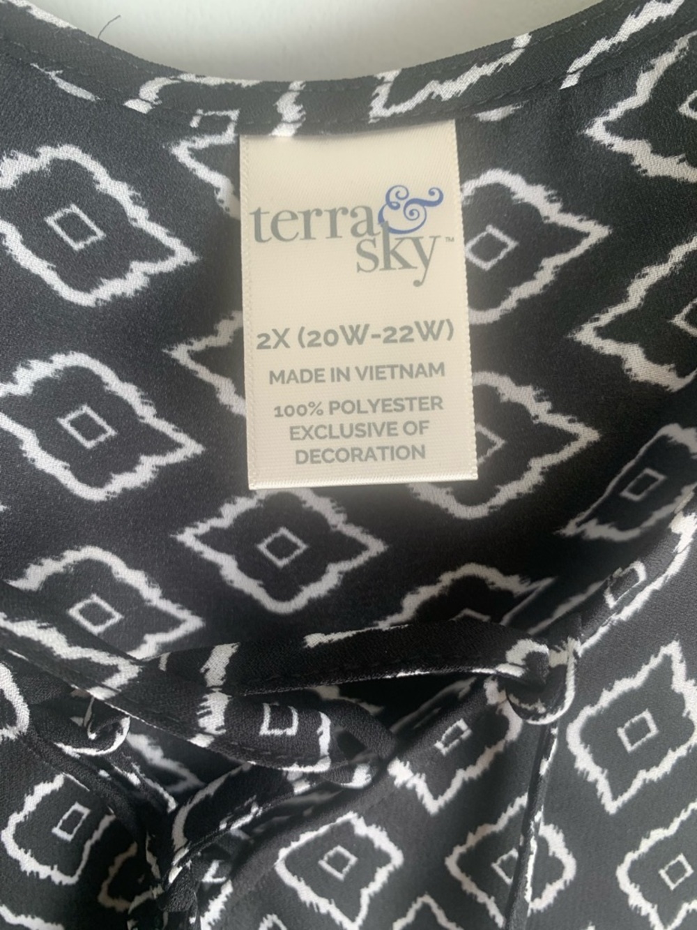 NWT Terra & Sky Plus 2X Black White Geometric Sleeveless Blouse - Picture 3 of 5